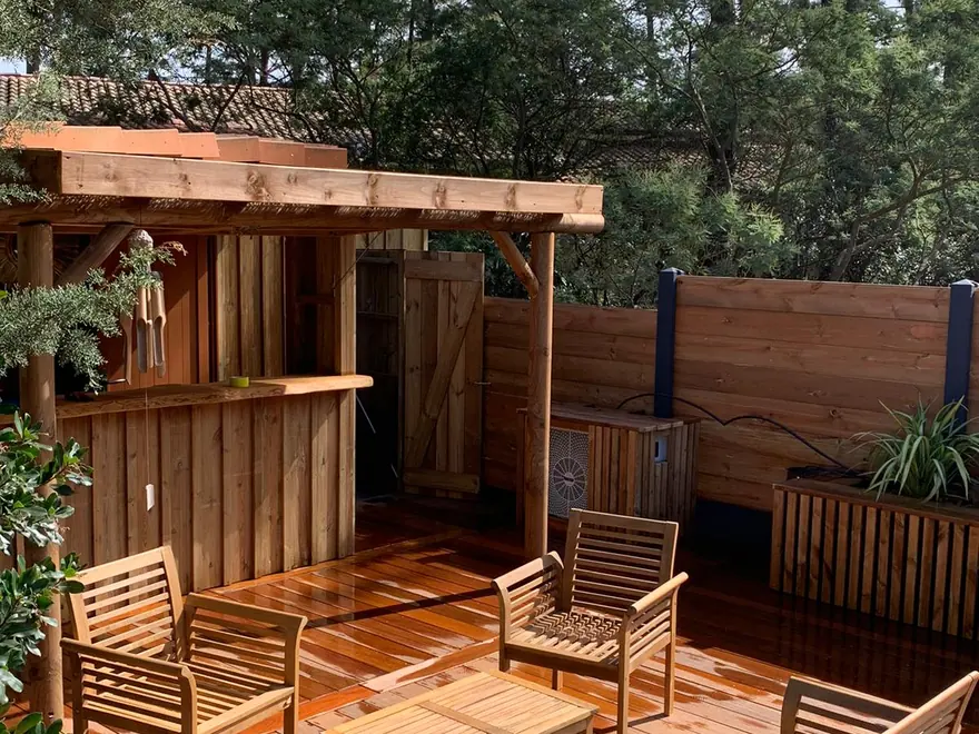 Cuisine extérieure et terrasse bois sur mesure