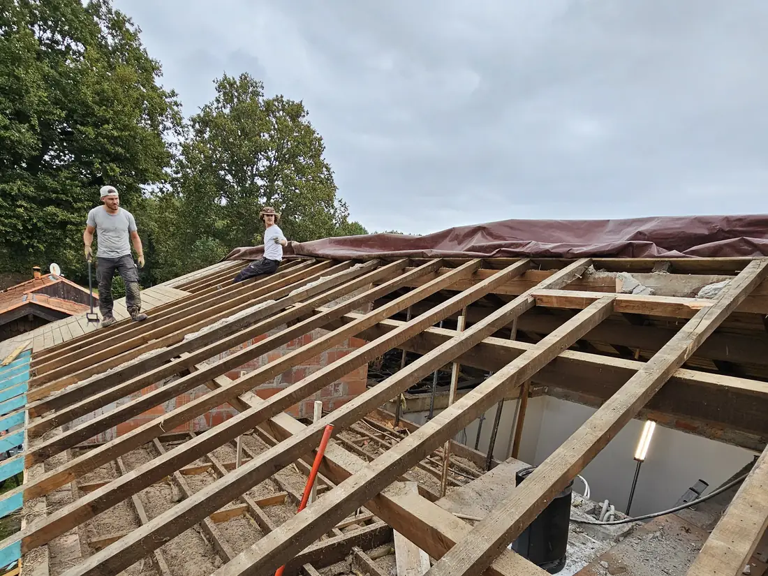 Dépose de l’ancienne toiture et mise en place de la nouvelle structure, l’équipe au travail