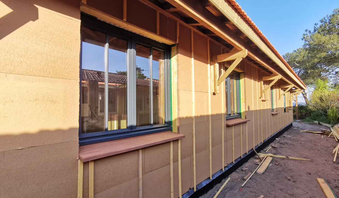 Extension bois habillée, en cours de finition autour d’une maison existante