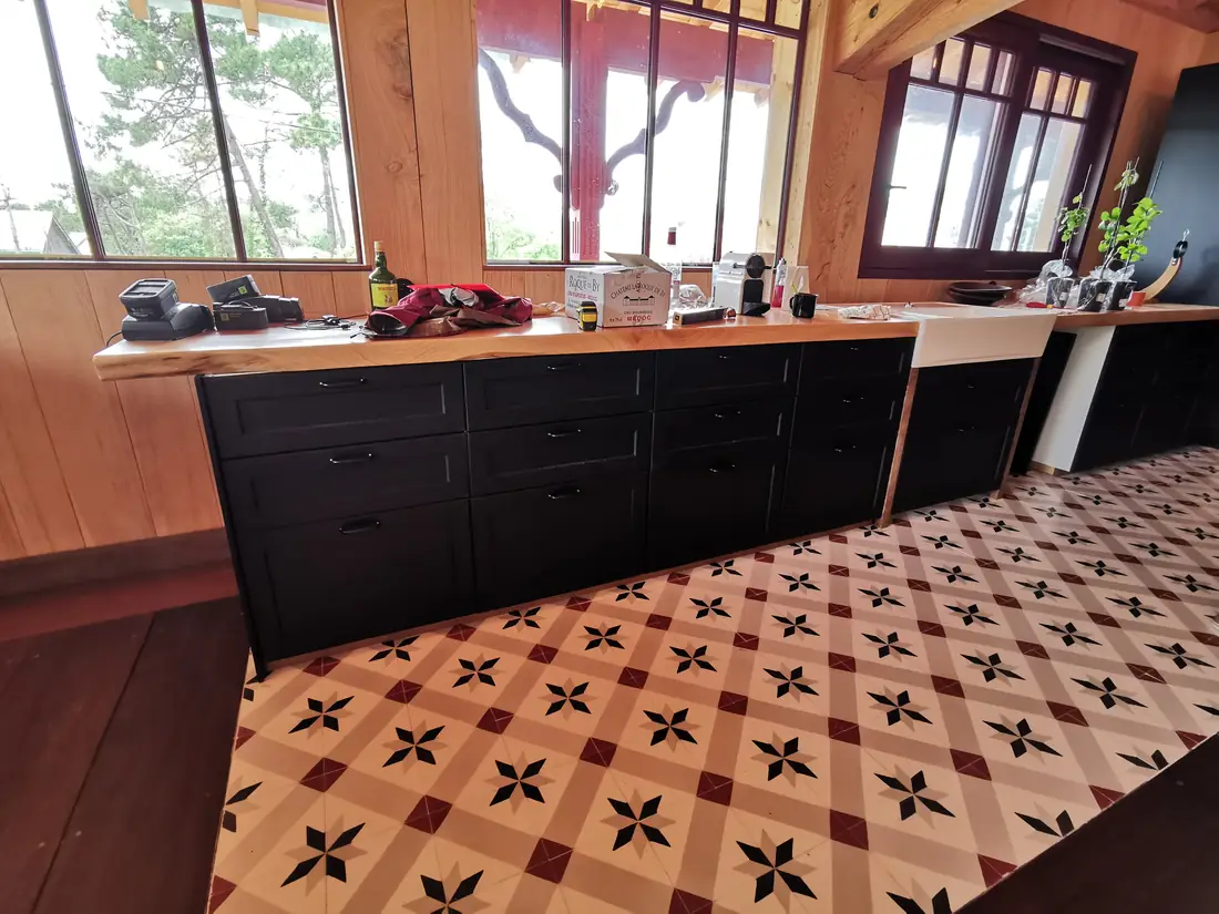 Grande salle ouverte sous une charpente bois apparente — vue 3