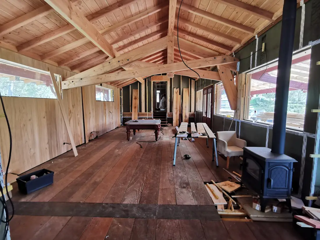 Grande salle ouverte sous une charpente bois apparente — vue 2