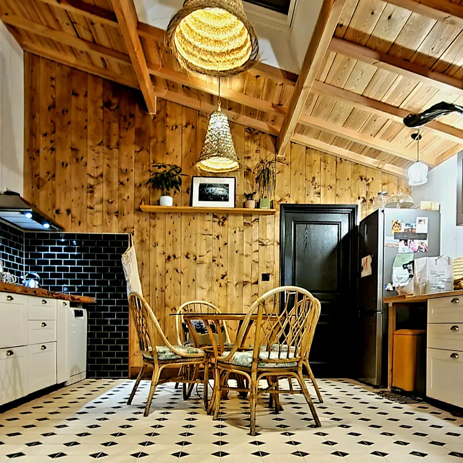 Intérieur d'une réalisation bois CBL avec charpente apparente