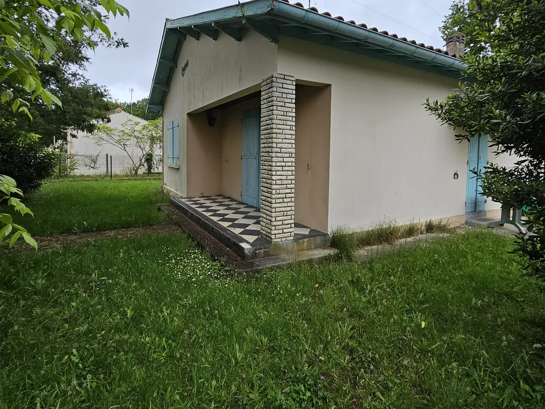La maison avant les travaux : un rez-de-chaussée enduit sous une toiture basse