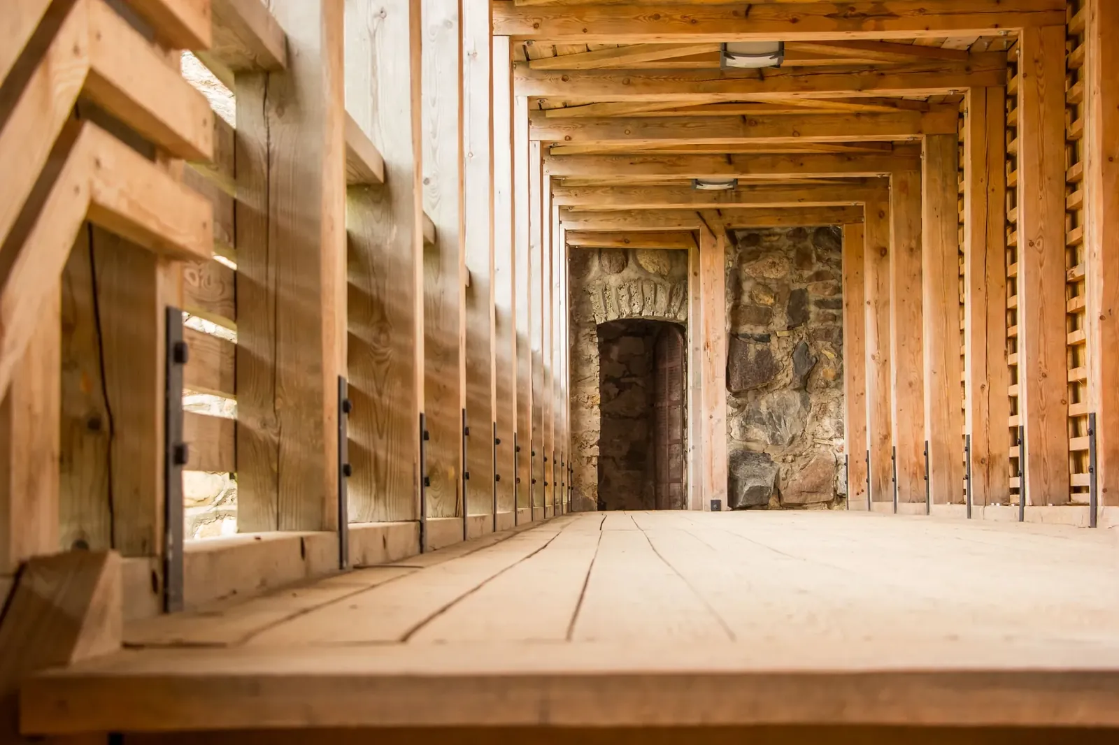 Ossature et charpente bois montées sur le chantier, avant habillage