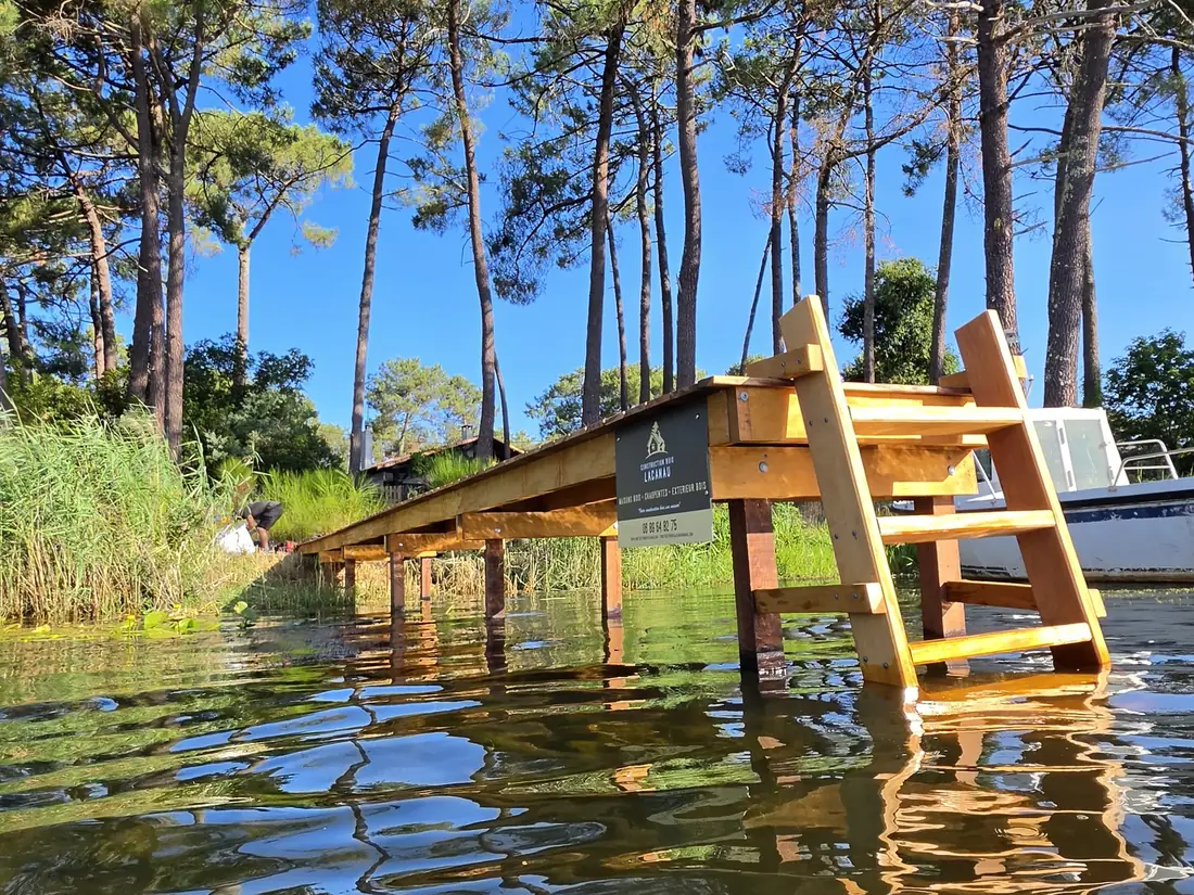 Ponton bois avançant sur le lac de Lacanau — vue 4