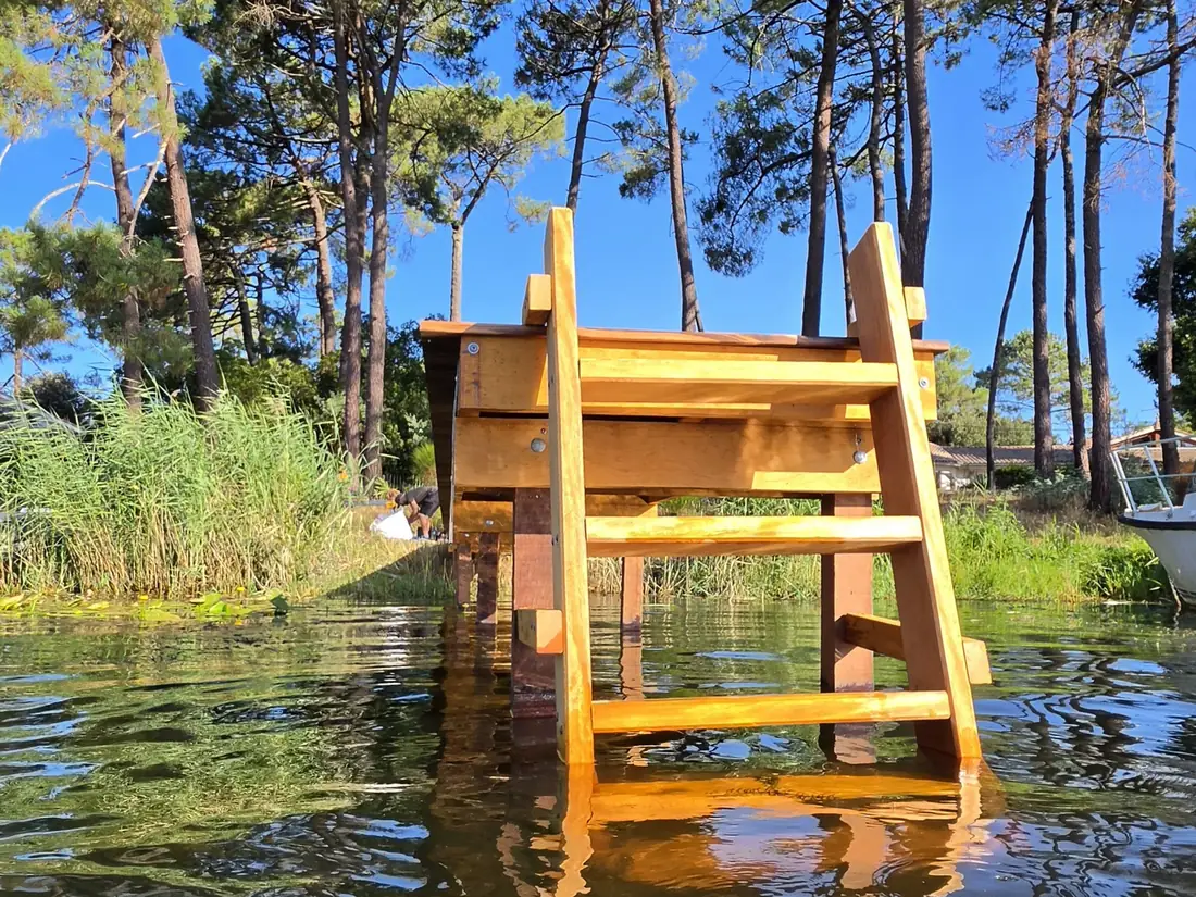 Ponton bois avançant sur le lac de Lacanau — vue 3