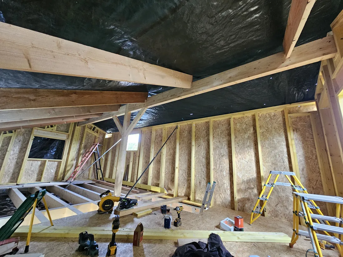 Structure intérieure de l’étage : solives, montants et plancher en cours de pose