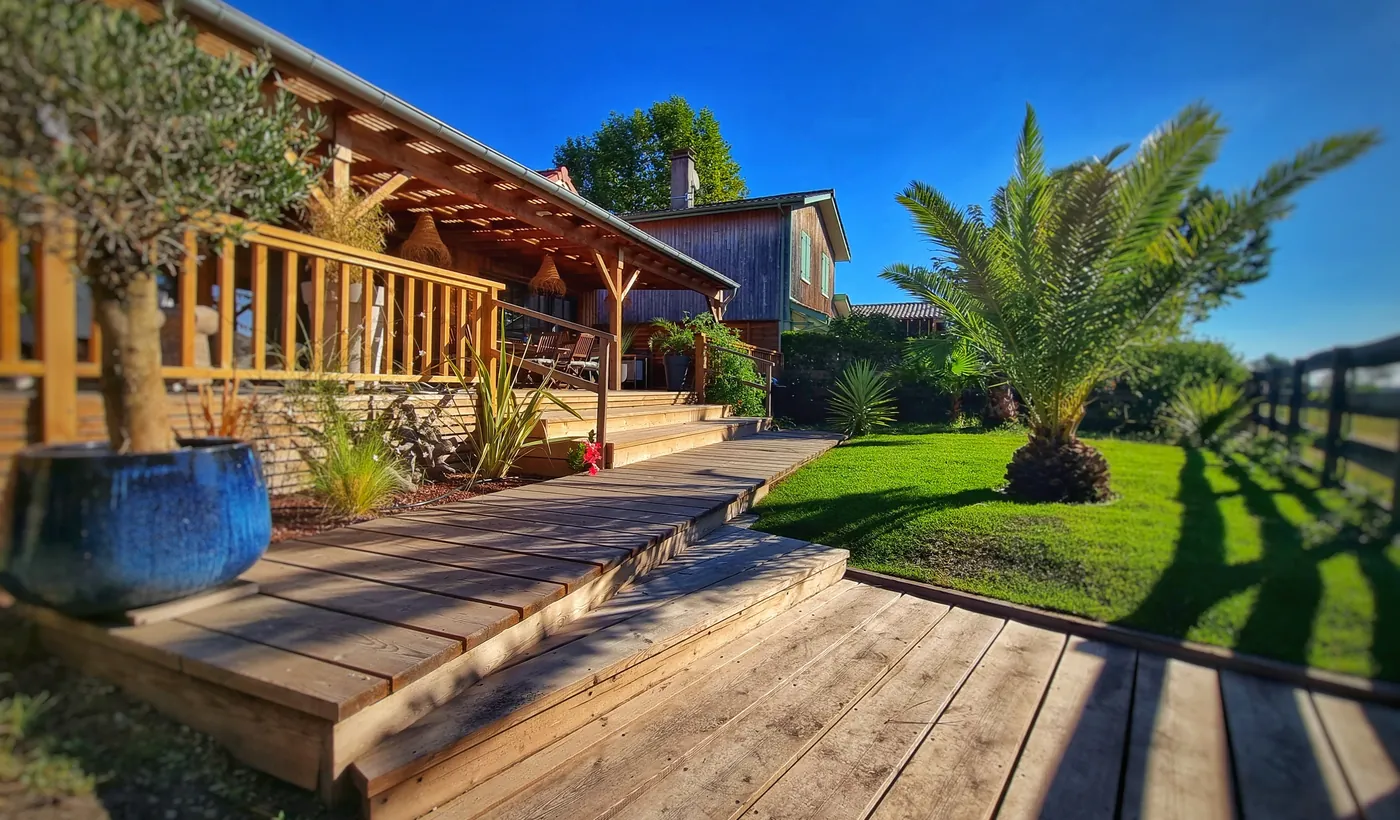 Terrasse bois couverte ouvrant sur un jardin planté