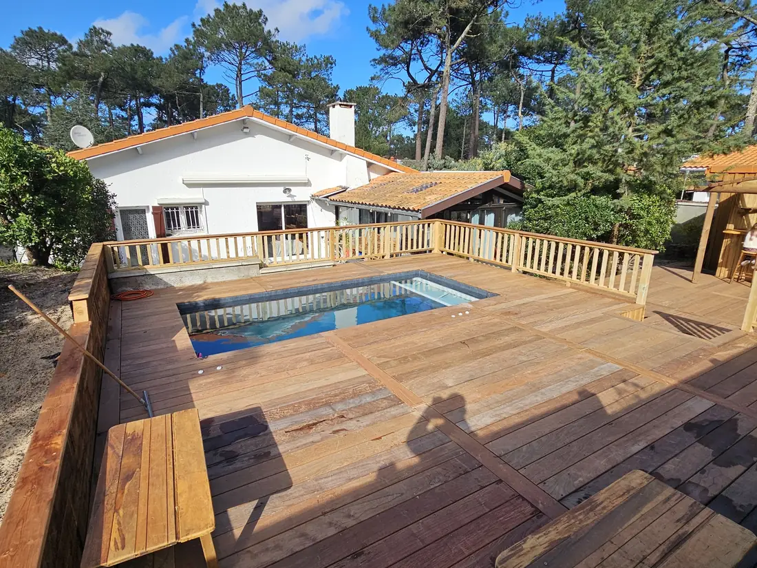 Terrasse bois et plage de piscine avec banc intégré et garde-corps