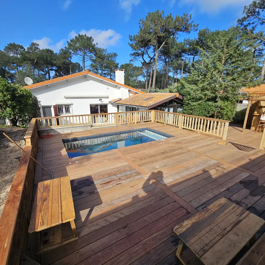 Terrasse bois et plage de piscine, avec garde-corps et banc intégrés