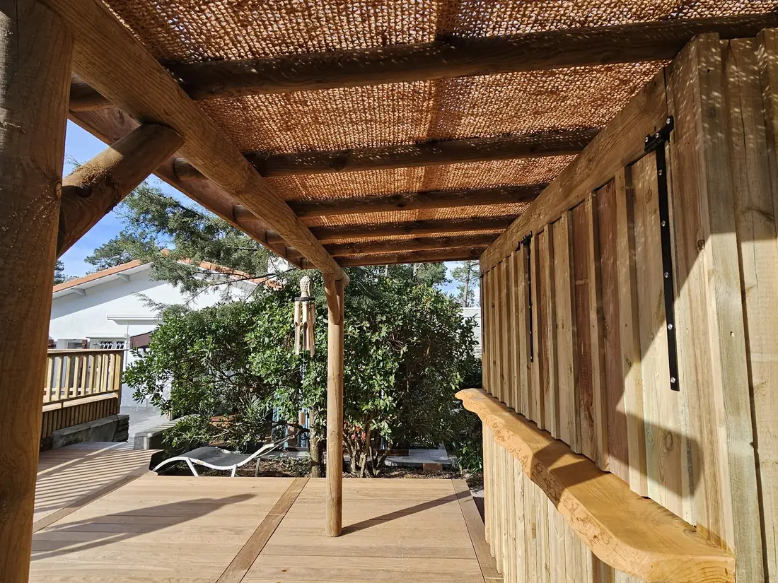 Terrasse bois et plage de piscine avec banc intégré et garde-corps — vue 3