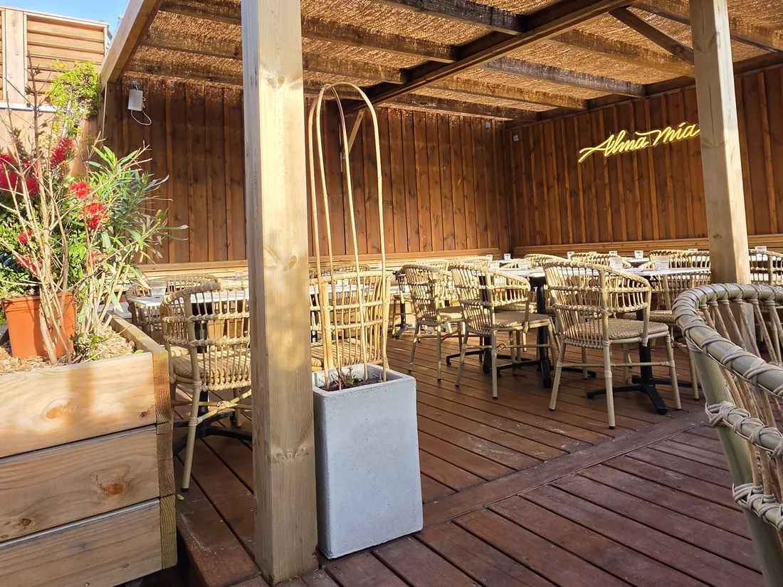 Terrasse bois et poteaux de la pergola en soirée, sous un ciel dégagé