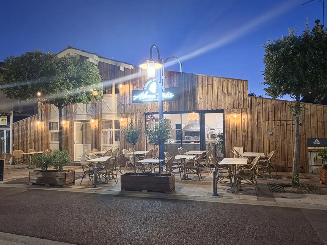 Terrasse couverte d’un restaurant, avec sa structure bois et son claustra — vue 2