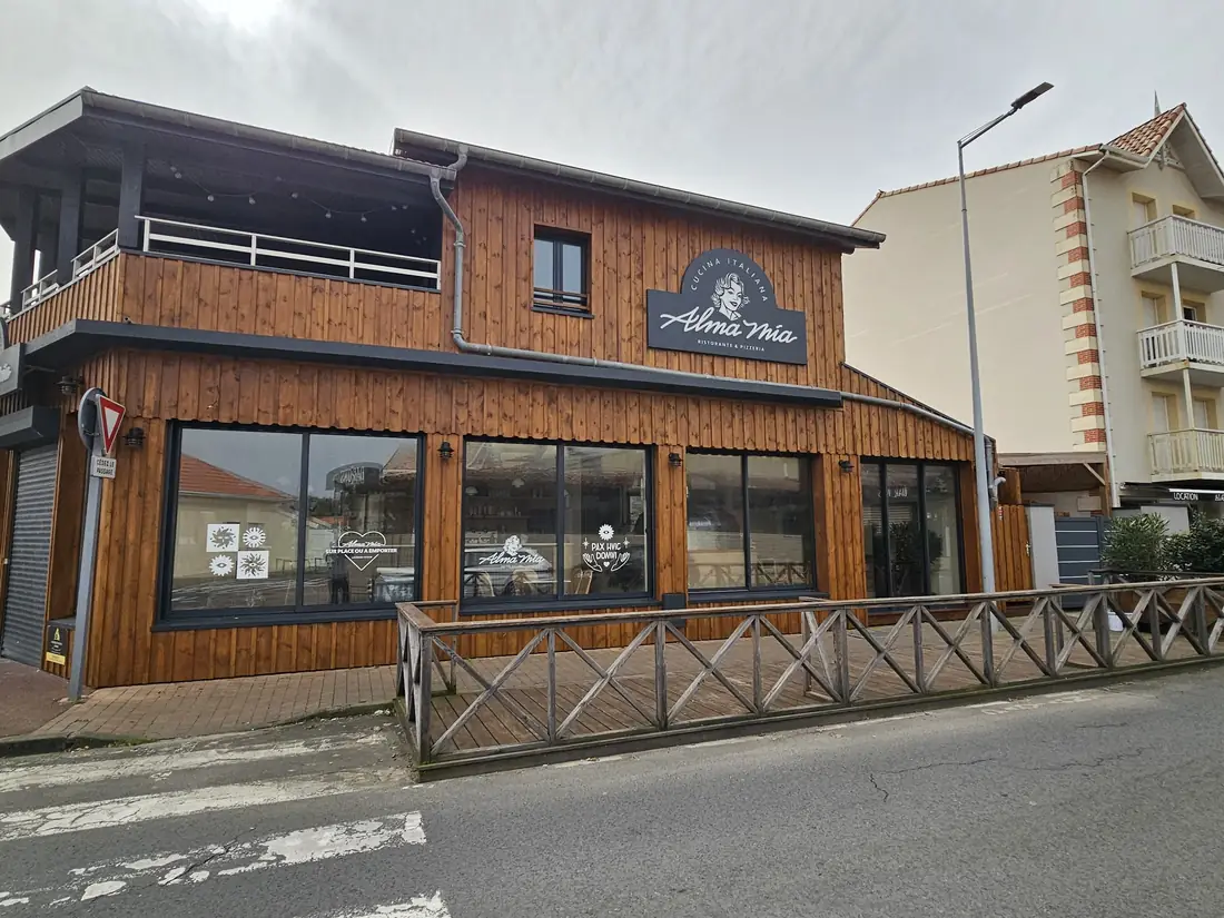 Terrasse couverte d’un restaurant, avec sa structure bois et son claustra — vue 4