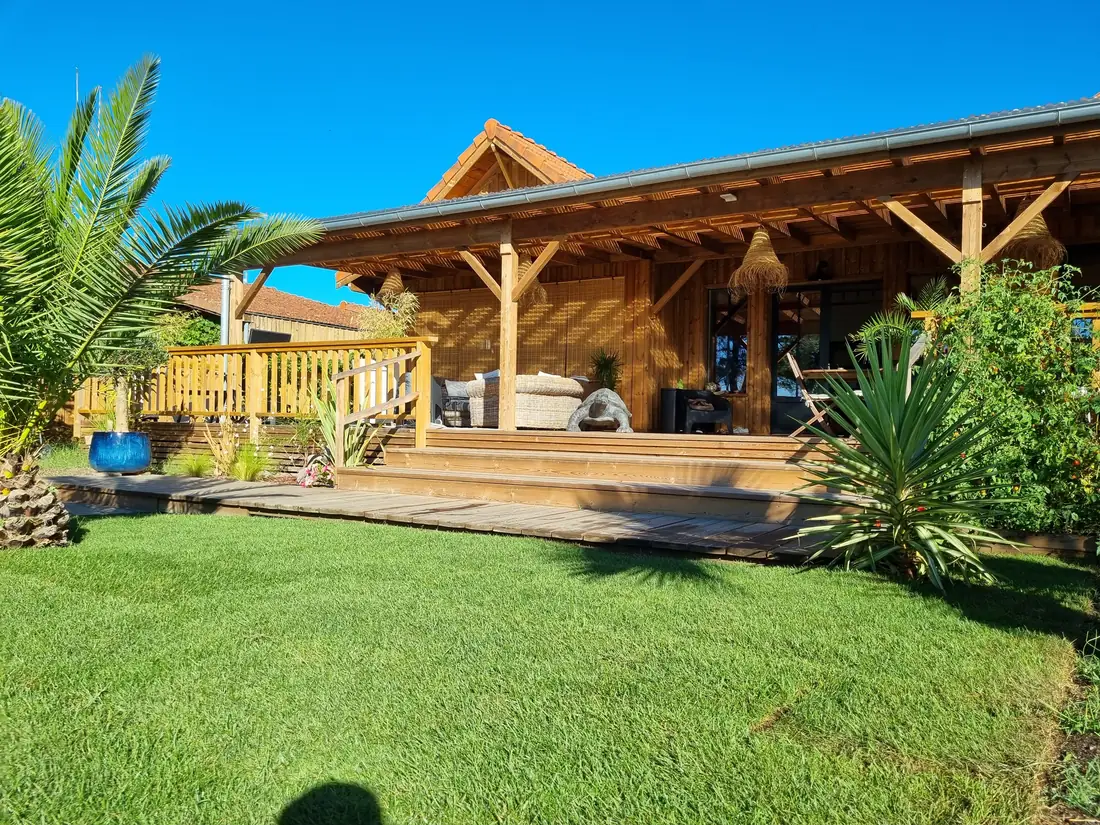 Terrasse couverte en bois ouvrant sur un jardin planté