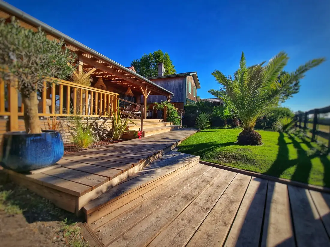 Terrasse couverte en bois ouvrant sur un jardin planté — vue 4
