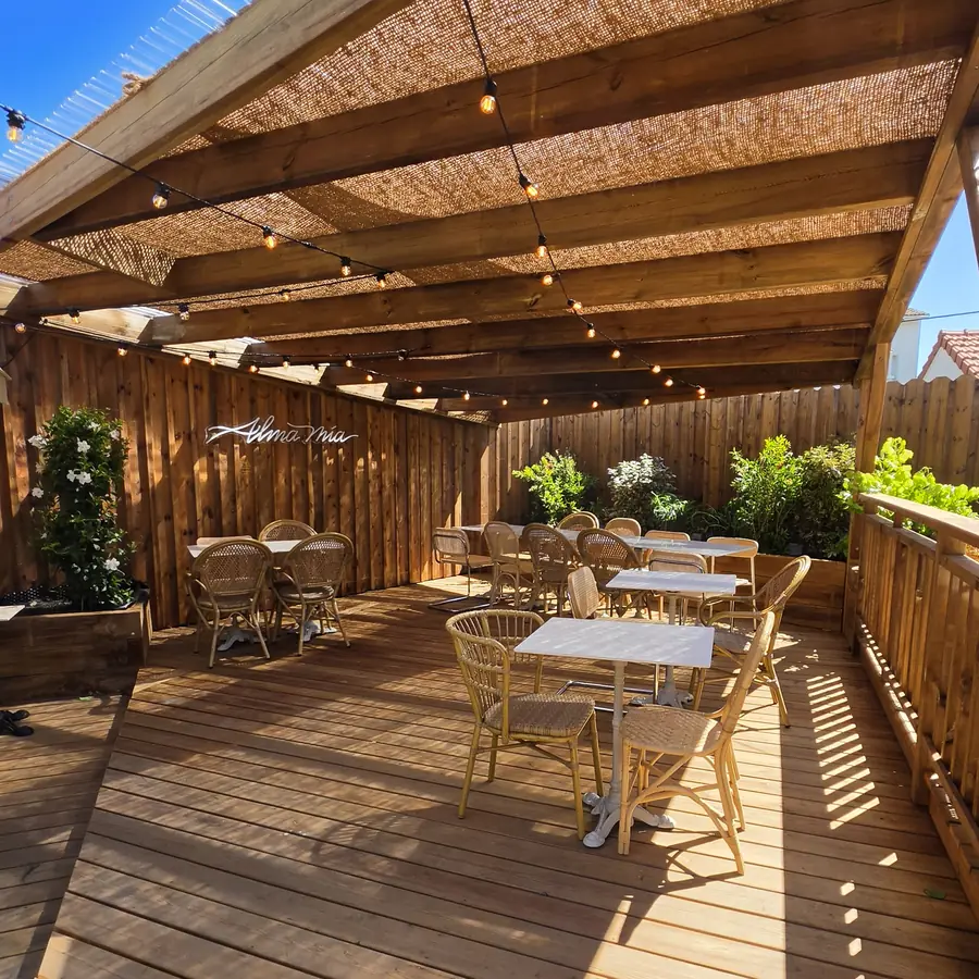 Terrasse couverte sous pergola en canisse 8996fd
